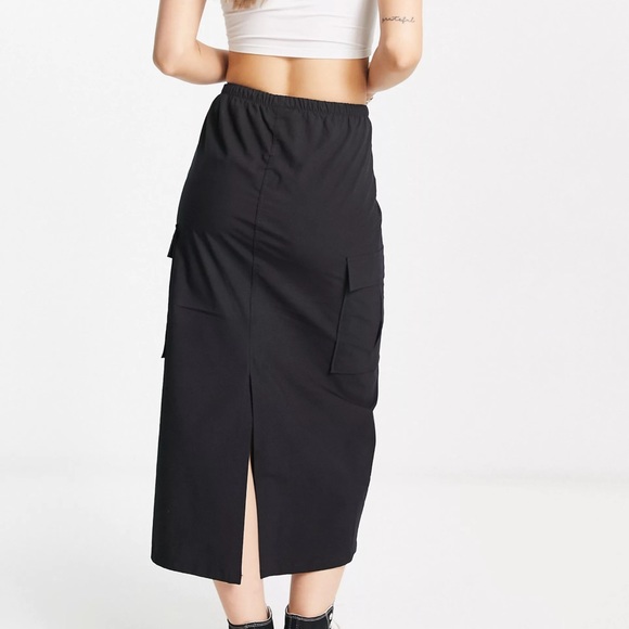 Pull&Bear parachute cargo midaxi skirt in black with toggle detail - Picture 3 of 7